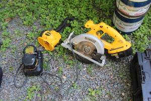 lot 91 image: DeWalt DC390 6-12 18V Circular Saw with Flash Light, (2) Batteries, (1) Charger
