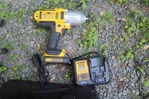 lot 92 image: DeWalt DCF889 12 20V Impact Wrench with Battery, Charger, Case