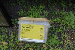 lot 122 image: Deckmate Star Drive Coated Screws T-25 #9x2-12 760-count10-lb (unopened)