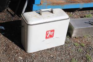 lot 232 image: Vintage 7-up Cooler
