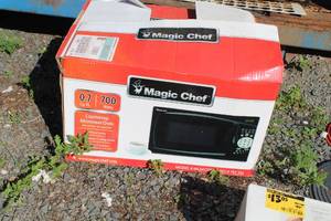 lot 234 image: Magic Chef 0.7-cu.ft. Household Microwave Oven (in original box)
