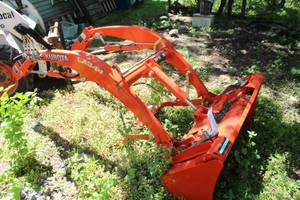 lot 2 image: Kubota LA344S Bucket Attachment