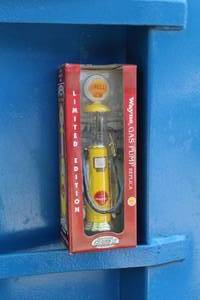 lot 265 image: Gearbox Collectible Wayne Shell Heavy Diecast Metal Limited Edition Gas Pump Replica (in original packaging)