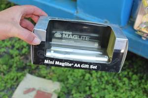 lot 267 image: Mini Maglite AA Gift Set (in original box)