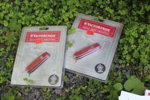 lot 269 image: Lot of (2) Victorinox Swiss Army Knives (in original packaging)