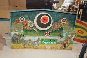 lot 441 image: Vintage Ohio Art Jungle Eyes Game