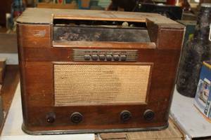 lot 450 image: Vintage Radio