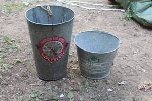lot 466 image: Lot of (2) 9 Metal Pails
