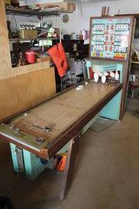 lot 19 image: Vintage United Line Up Shuffle Alley Bowling Game 6-player