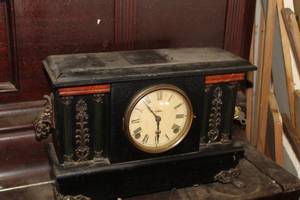 lot 427 image: Vintage Mantle Clock