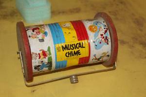 lot 428 image: Vintage Childrens Rolling Musical Chime