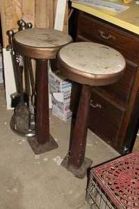lot 421 image: Lot of (2) Vintage Bar Stools