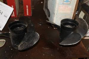 lot 324 image: Lot of (2) Propellers