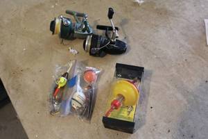 lot 370 image: (3) Fishing Lures, (2) Spin Cast Reels