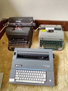 lot 2 image: 3 Typewriters