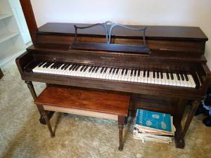 lot 11 image: Spinet Piano