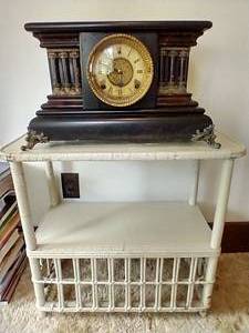 lot 12 image: Wicker Table & Vintage Mantle Clock