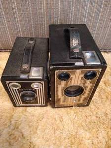 lot 14 image: 2 Brownie Cameras