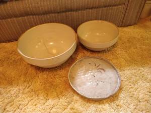 lot 32 image: Redwing Dough Bowl &  Other Bowl & Platter