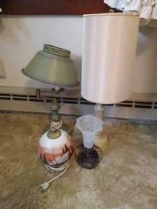 lot 34 image: Lamp Lot