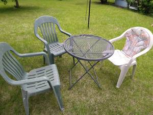 lot 60 image: Metal Patio Table w 3 Plastic Chairs