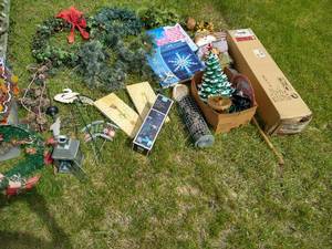 lot 64 image: Seasonal Yard Decorations