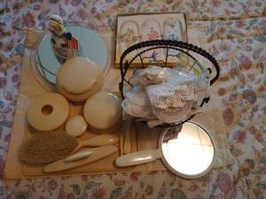 lot 68 image: Vintage Beauty Lot