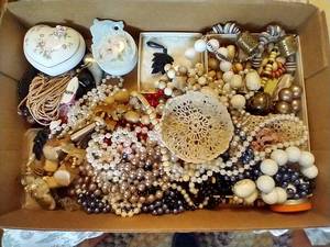 lot 75 image: Tray of Costume Jewelry