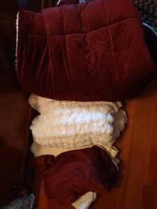 lot 78 image: Luxurious Winter Blankets