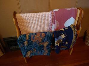 lot 85 image: Quilt Stand w Blankets
