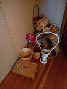 lot 86 image: Basket Lot & Stepstool