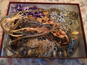lot 90 image: Lots of Jewelry Lot