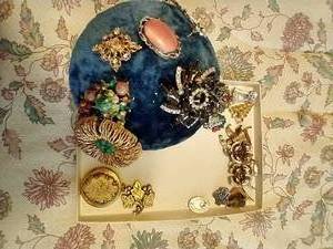 lot 91 image: Brooch Cushion w Brooches