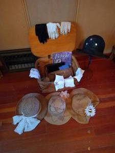 lot 95 image: Picnic Basket w Ladies Items