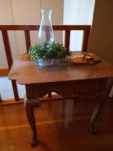 lot 96 image: Sturdy End Table w Hurricane Lamp