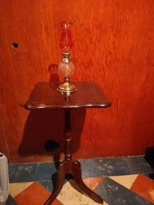 lot 125 image: Dainty Table & Hurricane Lamp