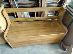 lot 140 image: Storage Bench