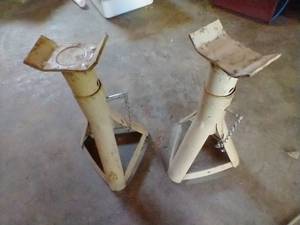 lot 154 image: Floor Jacks