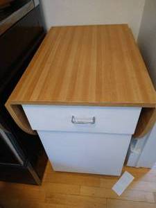 lot 186 image: Rolling Kitchen Cart w Dishes