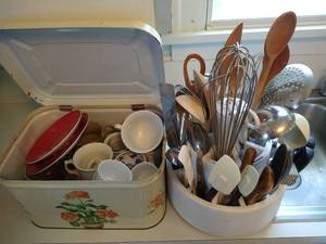lot 187 image: Utensils in Holder w Vintage Box of Coffee Cups