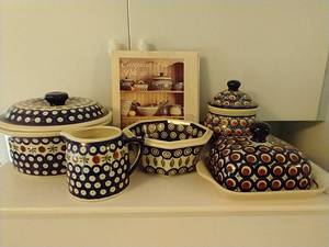 lot 190 image: European Fold Pottery Boleslawiec Handmade in Poland