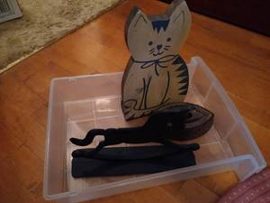 lot 219 image: Cast Iron Door Stops & Wooden Kitten