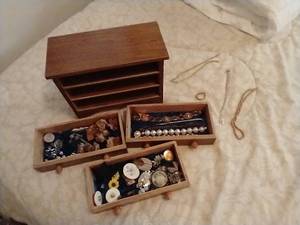 lot 229 image: Jewelry Box w Contents