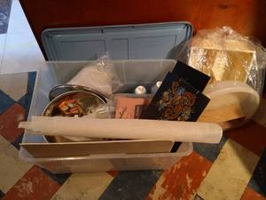 lot 266 image: Tote of Painting Supplies