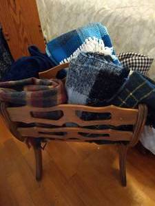lot 290 image: Wood Magazine Rack & Contents
