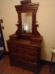 lot 242 image: Antique Dresser, Mirror & Contents