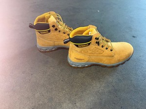 lot 28 image: DEWALT Mens Halogen 6 in. Work Boots - Soft Toe - Wheat Size 11(W)