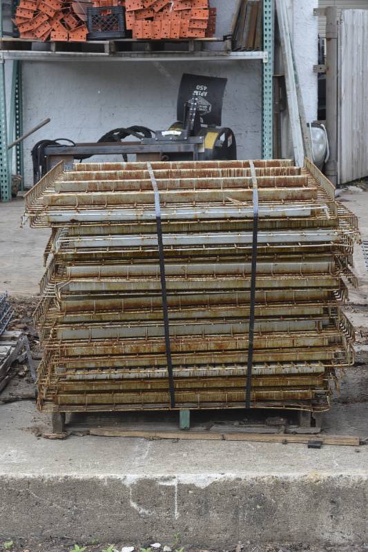 lot 19 image: Pallet of wire decking as shown