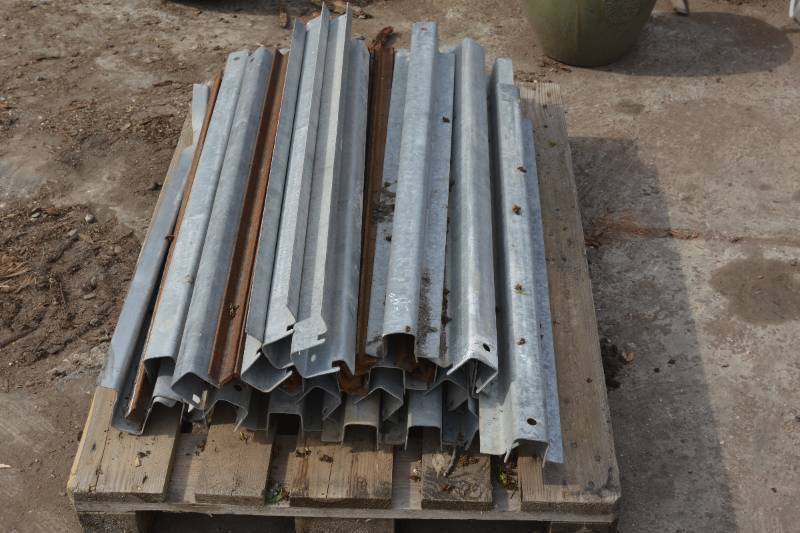 lot 27 image: Pallet of 38 long pallet supports