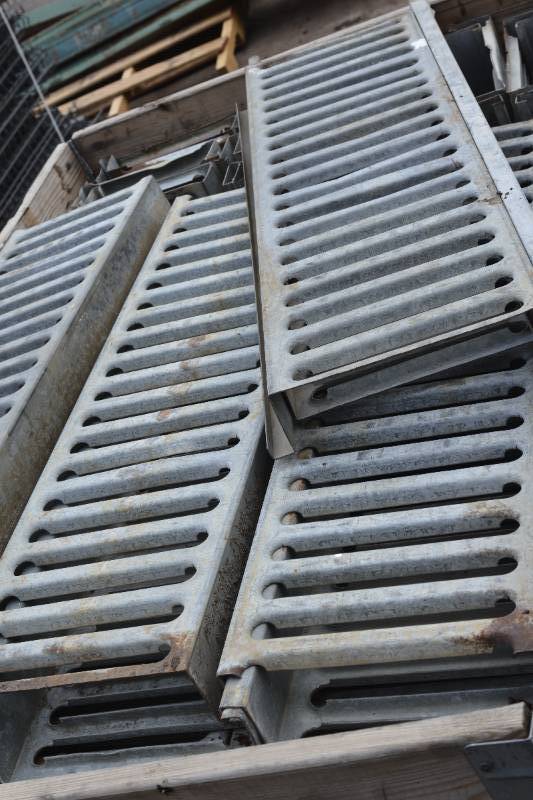 lot 29 image: Crate of 30 x 10 x 2.5 grate decking